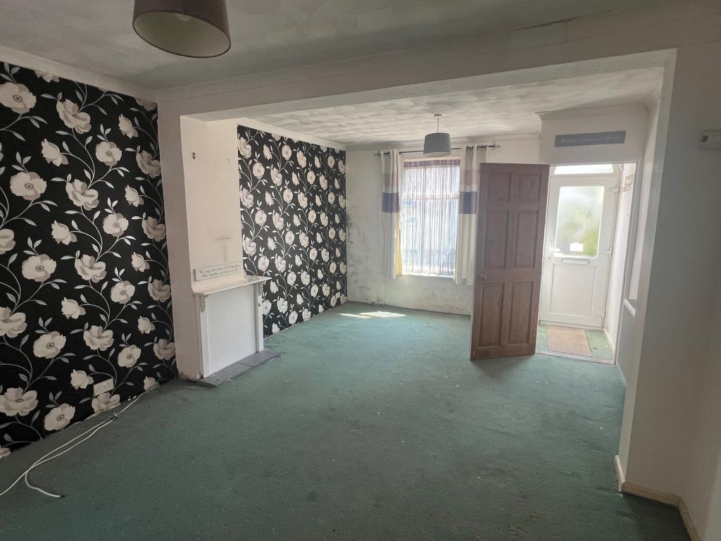 Lot: 1 - TERRACED HOUSE FOR IMPROVEMENT - Living and dining room of 14 Durham Street